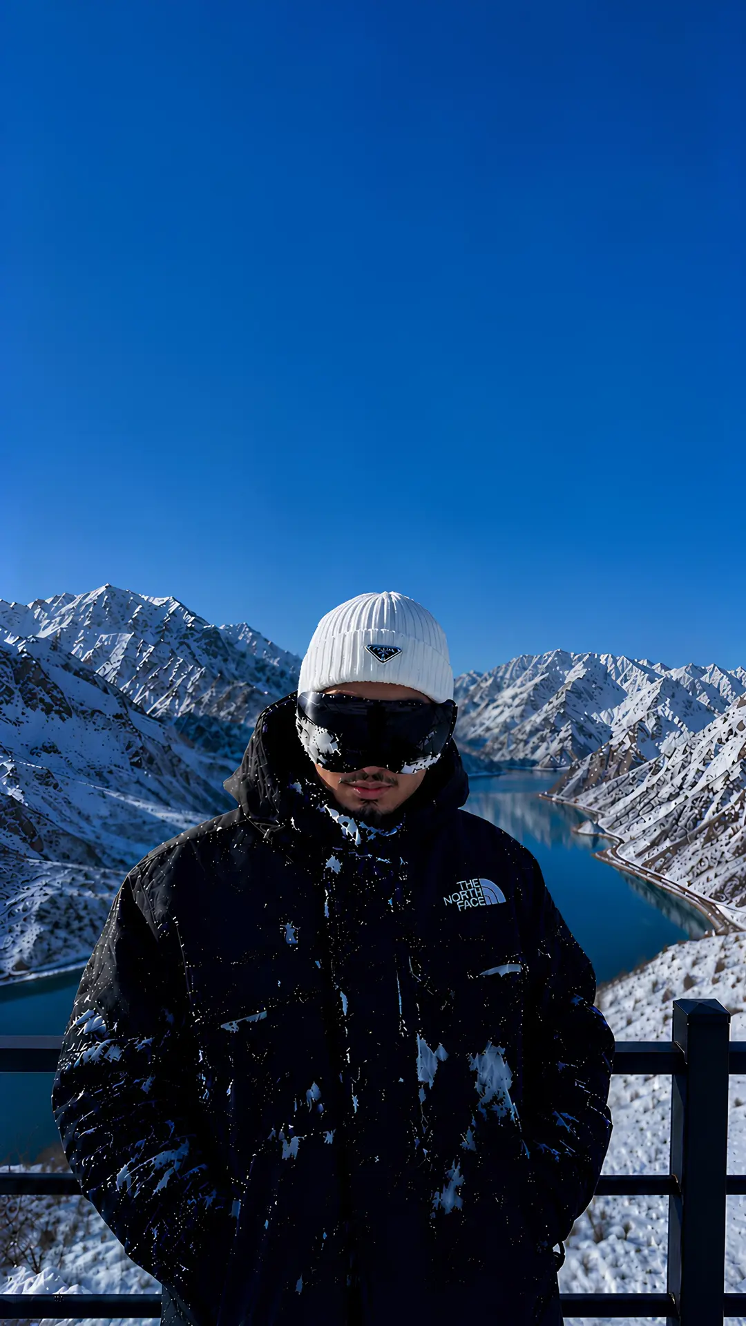 Kaua Souza em uma paisagem de montanhas nevadas